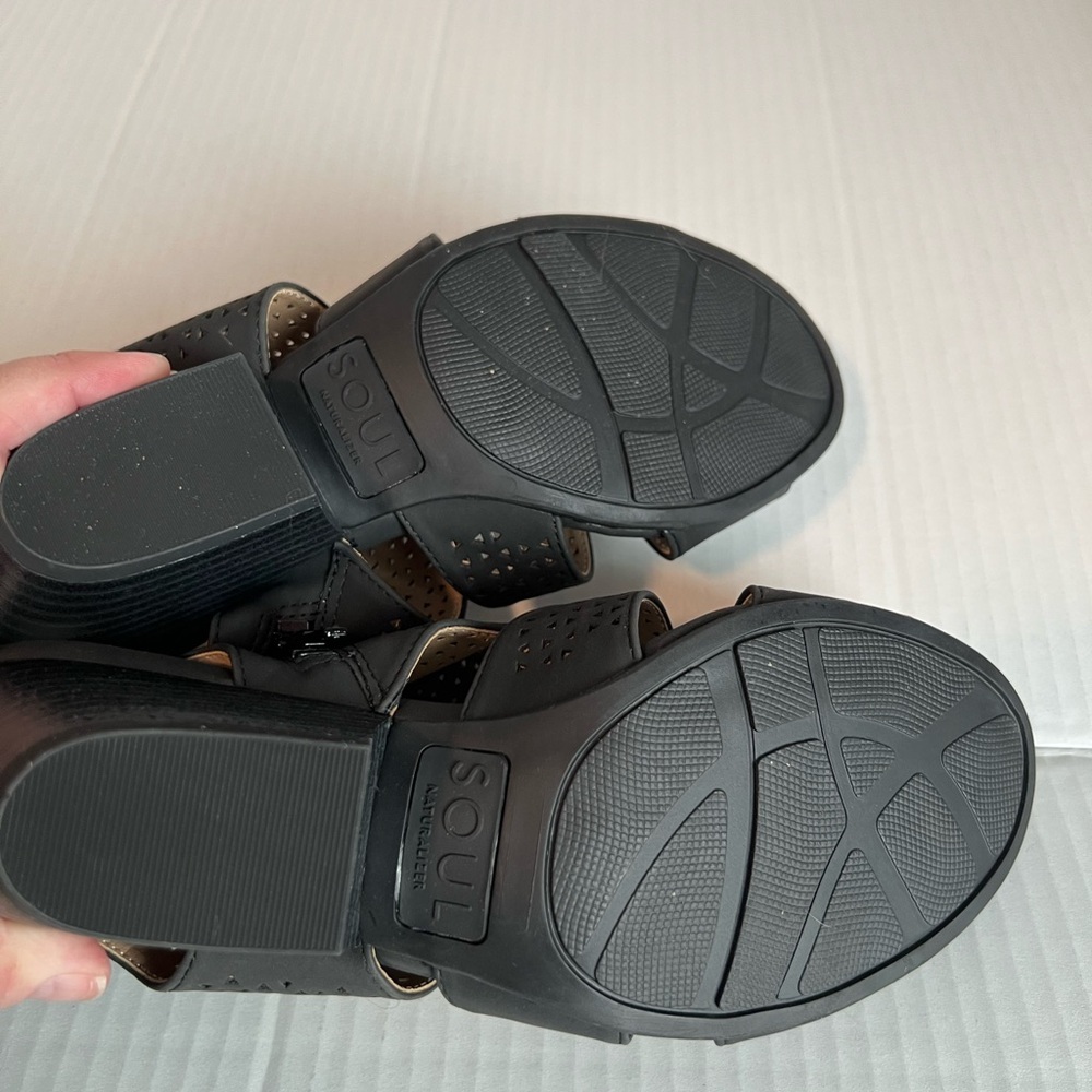 Naturalizer black heeled sandals size 6 never worn . - Picture 3 of 3